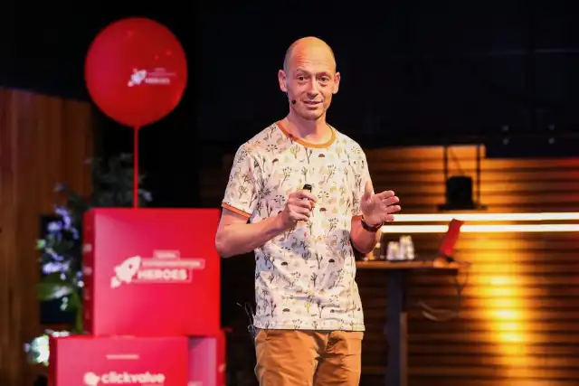 Lukas on stage presenting at Experimentation Heroes in Amsterdam, 2023.