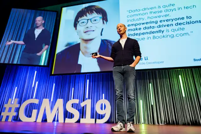 Lukas on stage presenting at Growth Marketing Summit in Frankfurt, 2019.