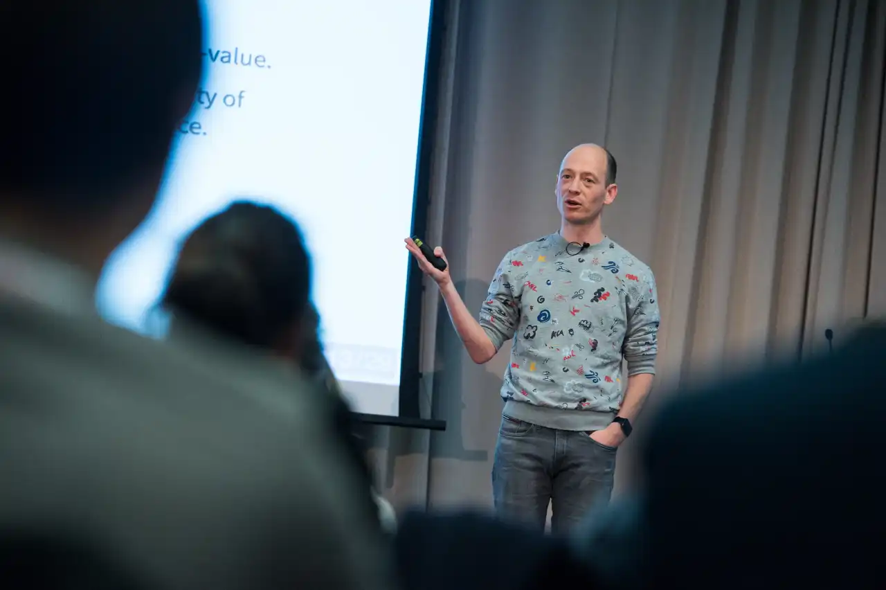 Lukas on stage explaining statistics at Digital Growth Unleashed in London, 2017.