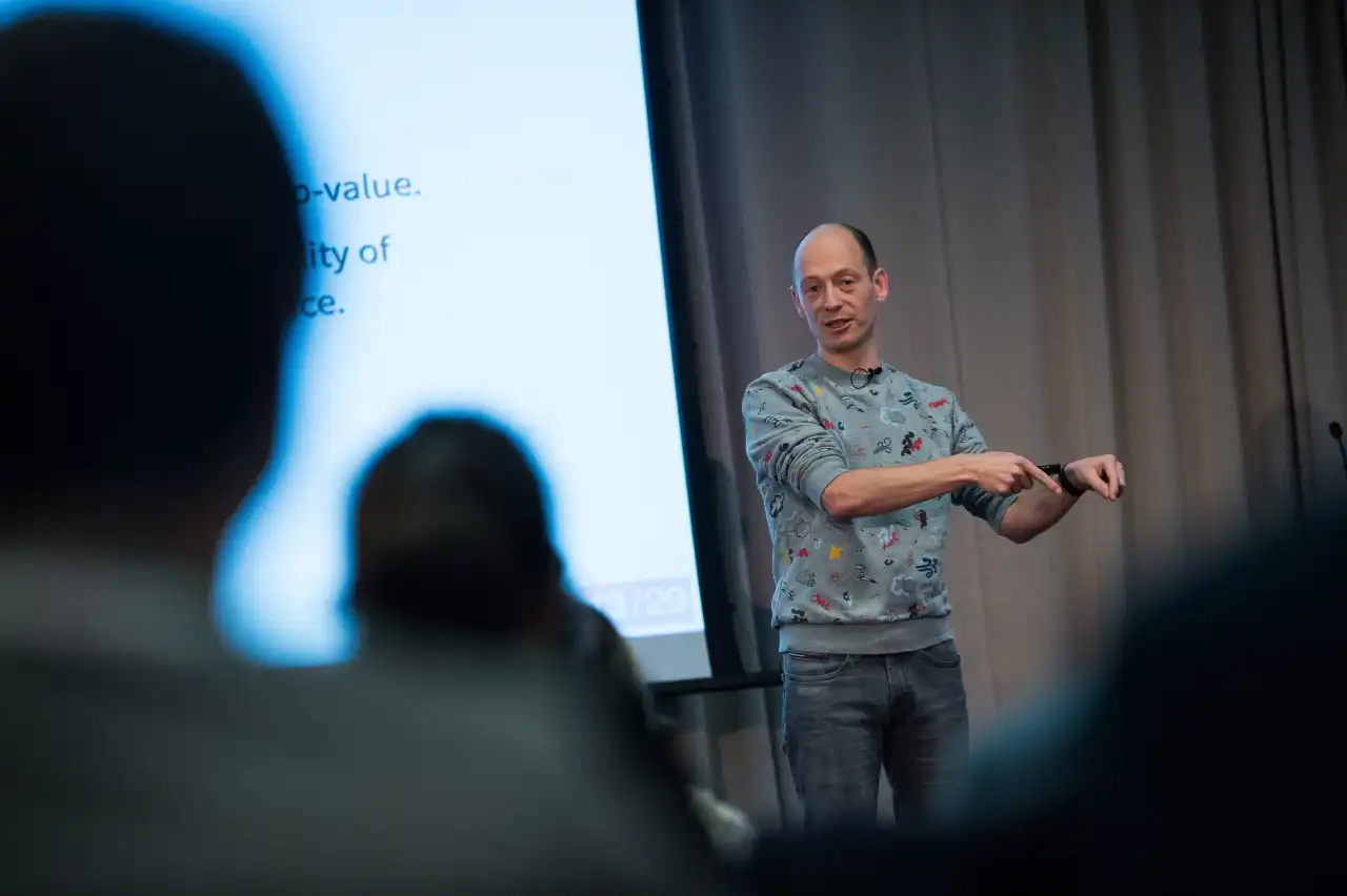 Lukas on stage explaining p-values to a crowd of Marketing professionals at Digital Growth Unleashed in London, 2017.